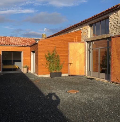 Extension en ossature bois d’une maison en pierre Extension en ossature bois d’une maison en pierre